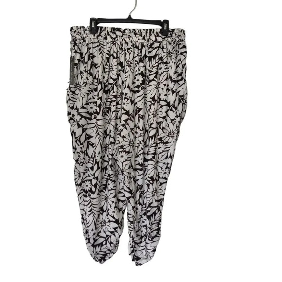 French Laundry Floral Print Joggers Cropped Pants Rayon Black White Size 1X - Picture 4 of 14